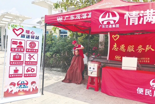 “红马甲”闪耀高速路 “五一”便民服务暖旅途