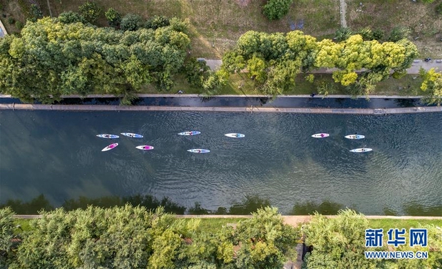 调整大小 3 “市民河长”团队在昆明市船房河巡视（8月20日摄）。 新华社记者 江文耀 摄.jpg
