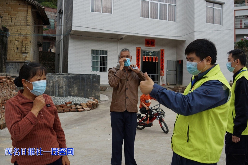 调整大小 2月13日，陈宇海（右二）入户分发自购的口罩，并教贫困户和村民如何正确佩戴使用。 周雅桑 摄.jpeg