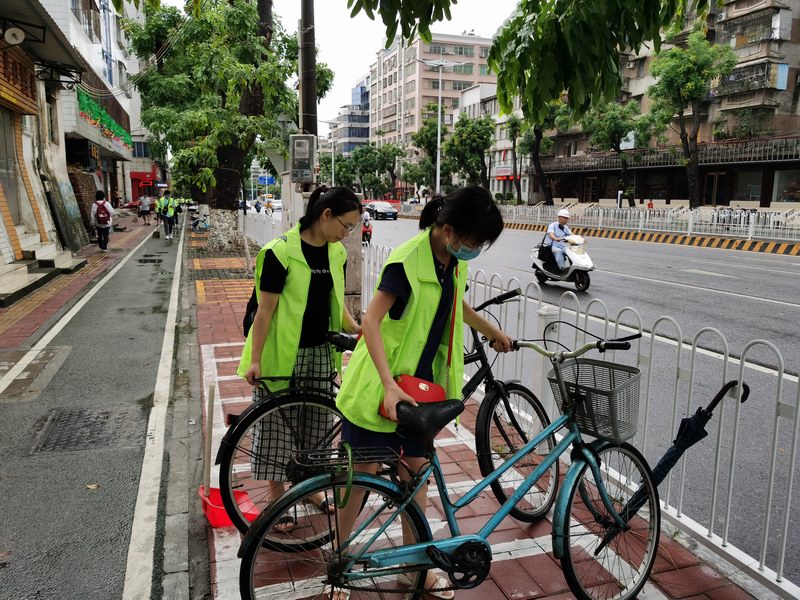 4广东石油化工学院组织30多名教职工志愿者到包联单位坡咀社区开展文明专项行动，将乱停放车辆放入停车线内。.jpg