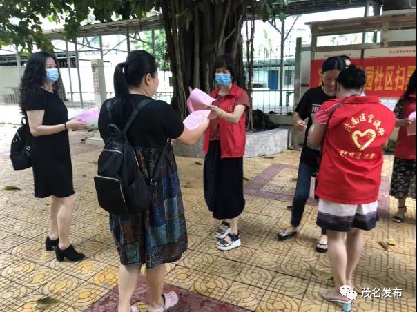 111市住房公积金管理中心组织机关干部职工志愿服务队到校园社区联合社区干部开展文明劝导专项行动，向居民派发文明知识宣传单。.jpg