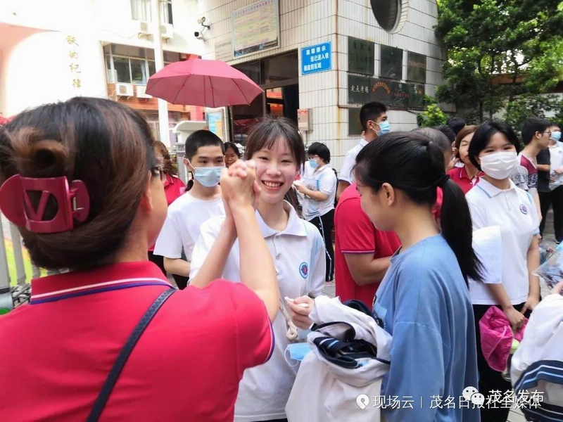 5在十六中南校区考点，老师为学生加油鼓劲。.jpg