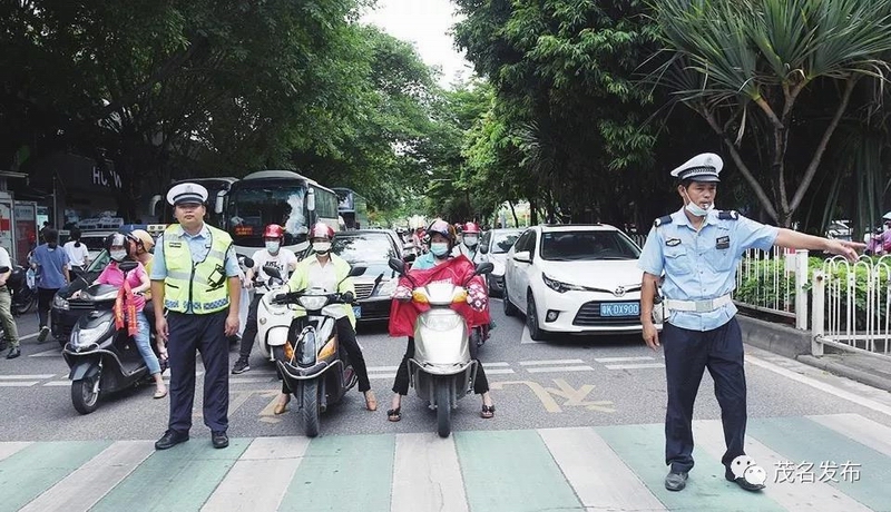 1交警在市十六中北校区考场路段维护交通秩序。记者黄信涛摄.jpg