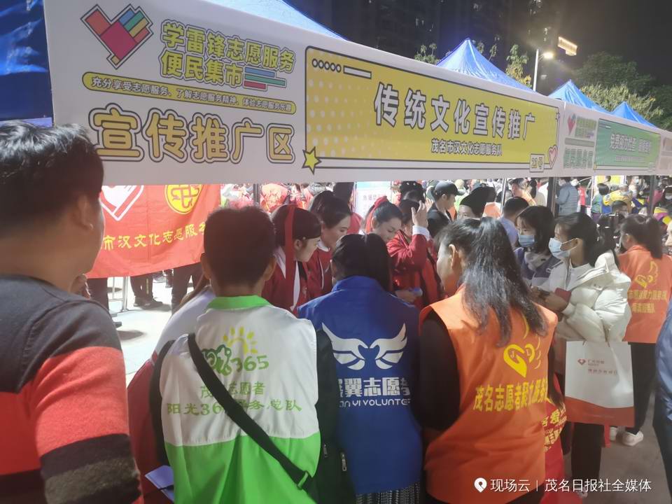 传统文化宣传推广吸引了大批市民围观.jpg