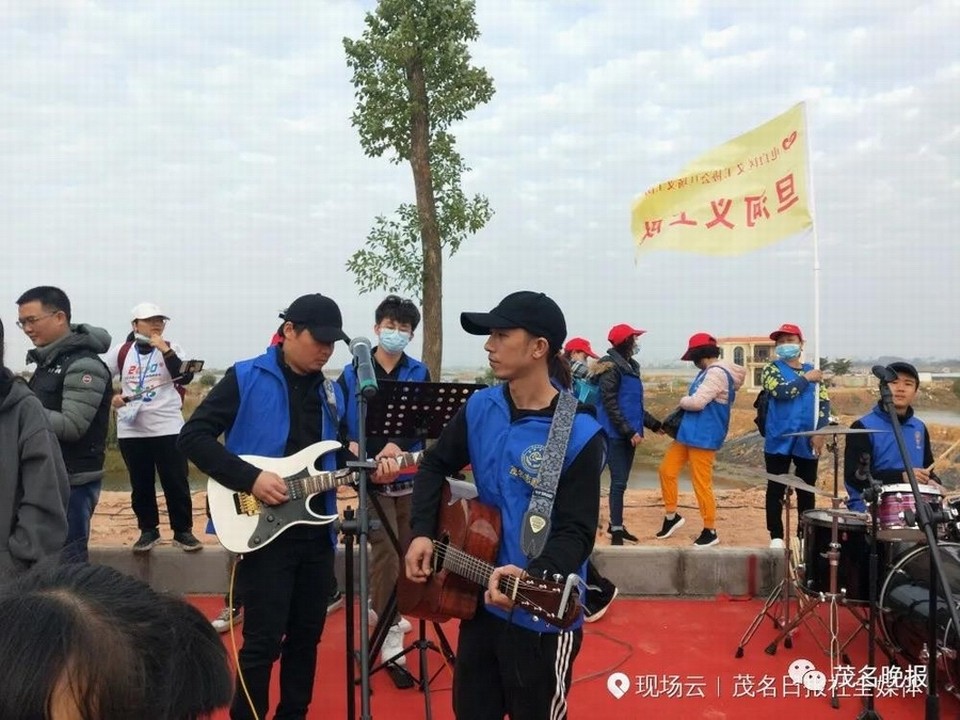 15乐队精彩的演出为徒步者鼓劲加油.jpg