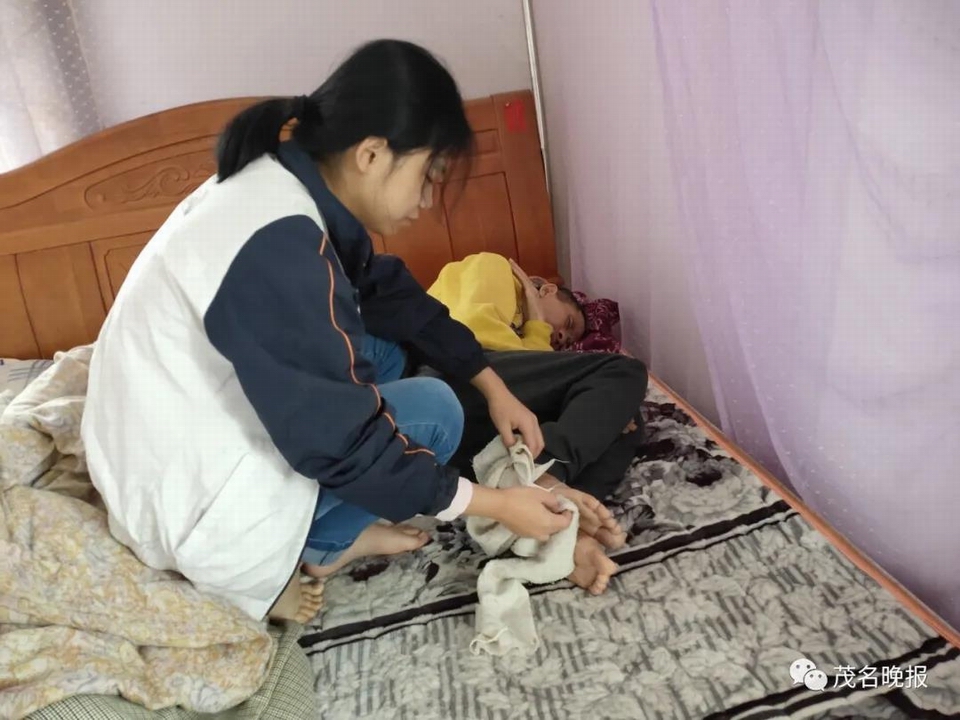 3欧冠杏照顾病重的父亲.jpg