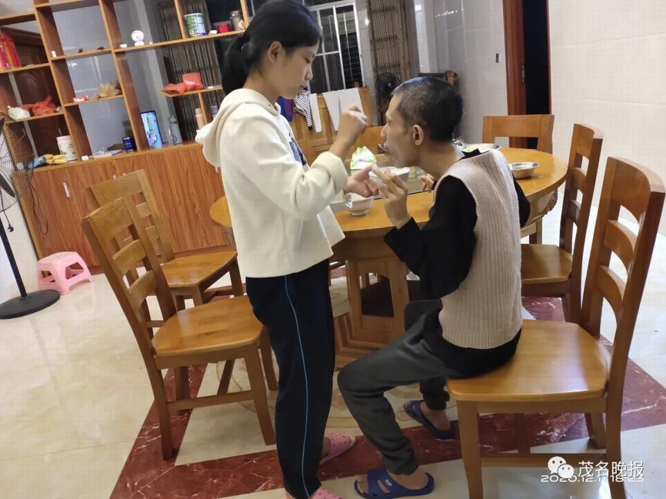 5欧冠杏服侍因病行动不便的父亲吃饭.jpg