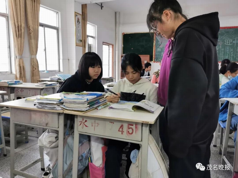 6欧冠杏与同学们一起交流学习.jpg