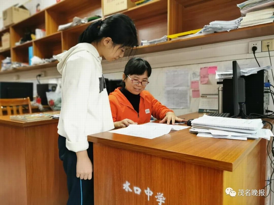 7欧冠杏在校向老师请教问题.jpg