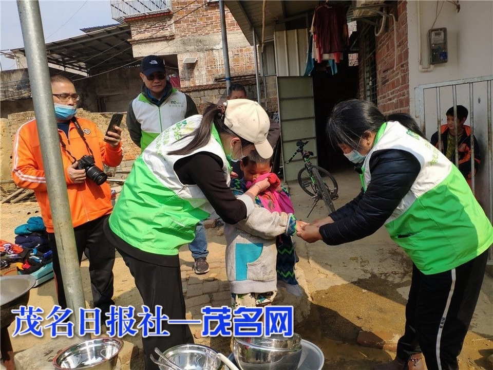 志愿者正在帮曹洪有弟弟清理个人卫生。茂名日报社全媒体记者吴昊摄.jpeg