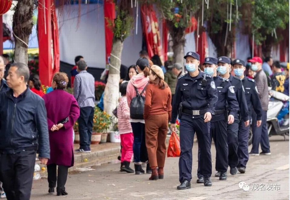 4民警在人流密集场所巡逻.jpg