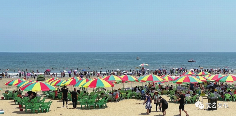 “五一”假期里，我市中国第一滩景区吸引了大批游客前来游玩。茂名日报社全媒体记者 吴昊 摄.jpg