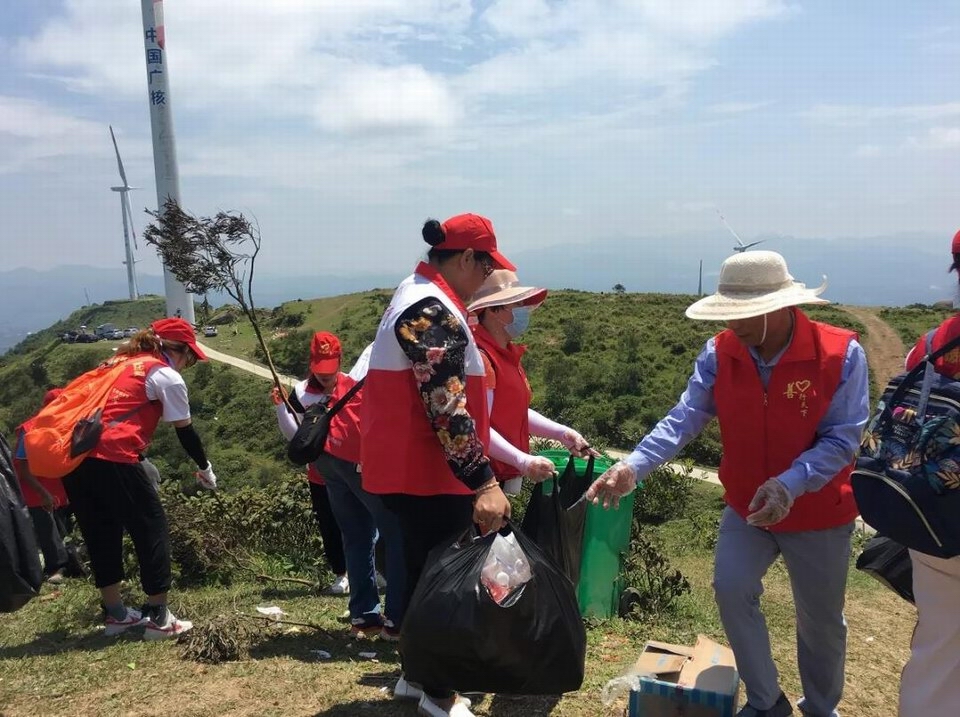 志愿者登山清理风景山垃圾 记者杜燕盛摄.jpg