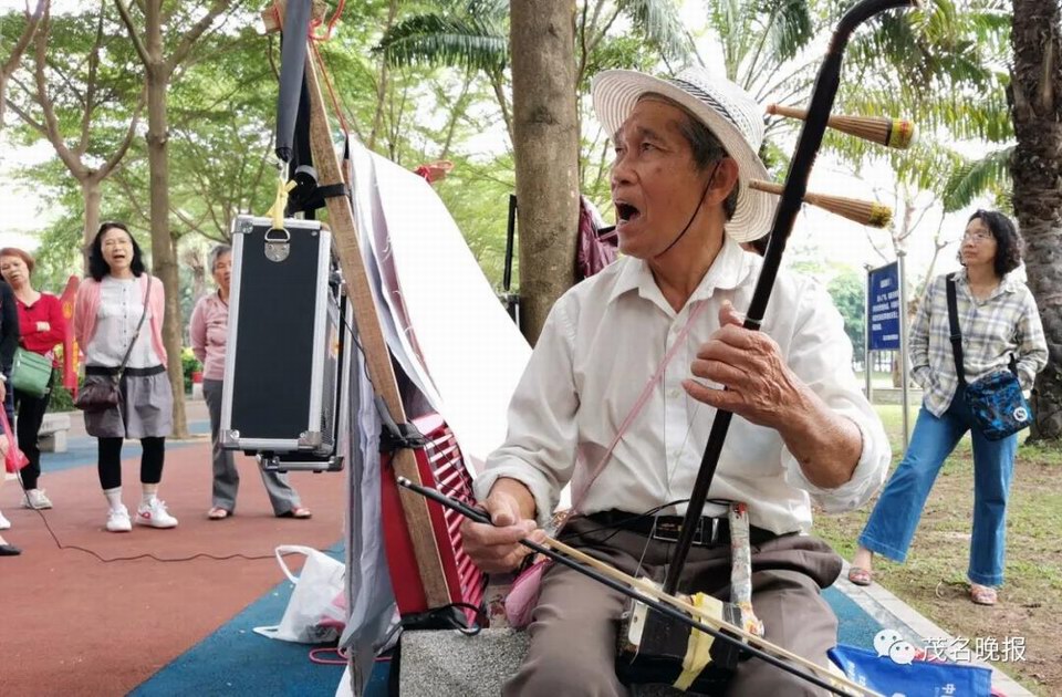1全振华老人在文化广场唱歌.jpg