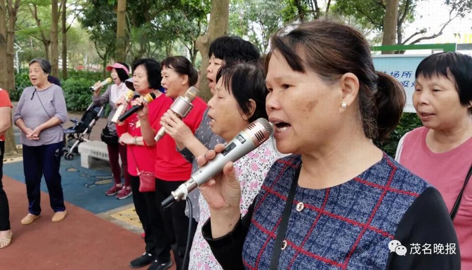 6市民在文化广场齐唱红色经典歌曲.jpg