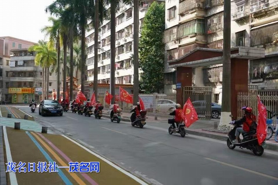 党员志愿队在大街小巷巡游宣传.jpeg