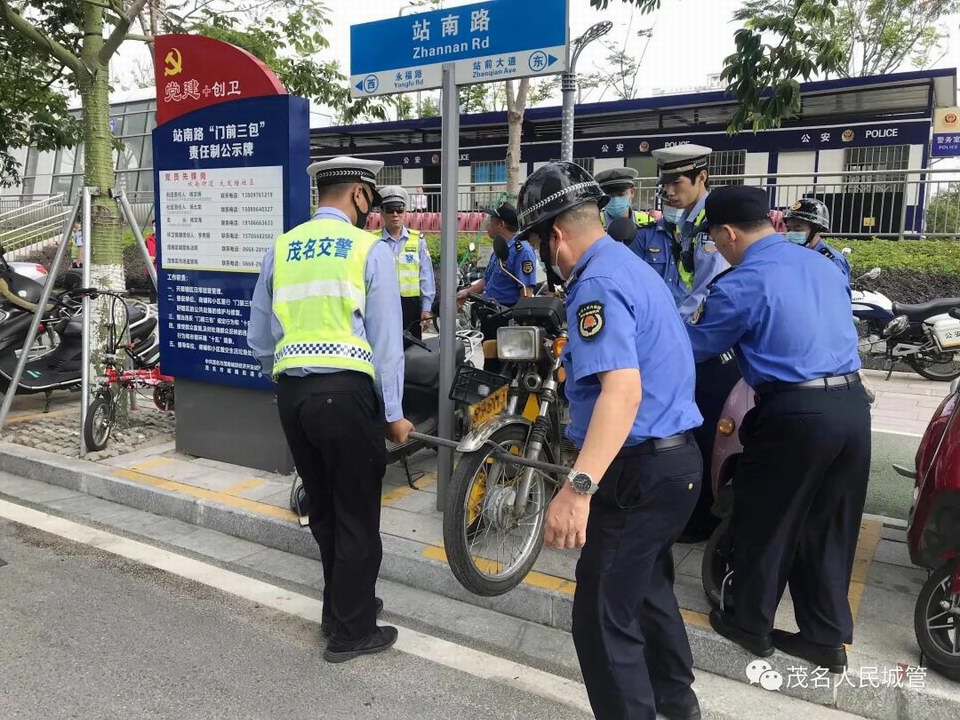 01市城管执法局联合多部门整治茂名站南广场周边市容“乱象”.jpg