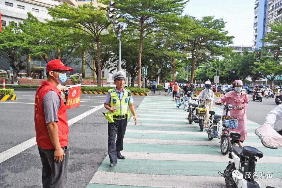 600民警早晚高峰执勤，助力创建文明城1.jpg