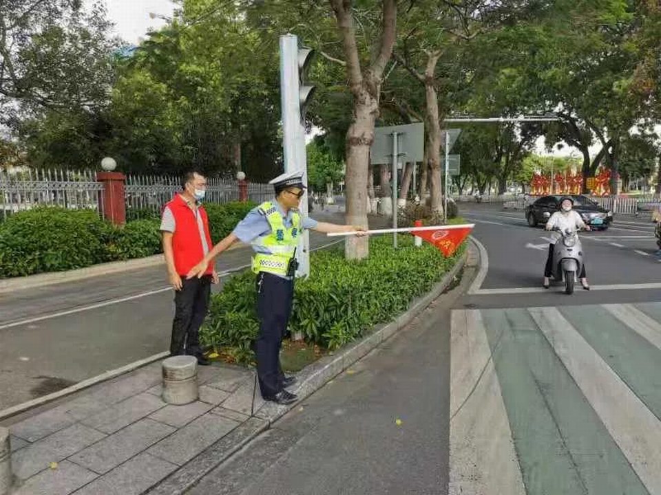 600民警早晚高峰执勤，助力创建文明城2.jpg