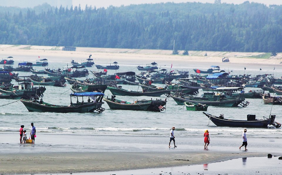 旅游令我愉快 昨天，不少市民趁着国庆节假期前往电白童子湾观光旅游，体验滨海风光及渔村的人文风情。茂名日报社全媒体记者岑稳摄.jpg