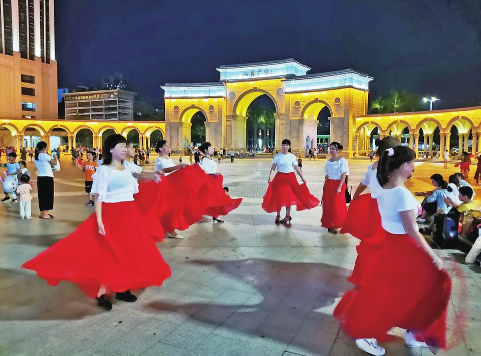 1图片前晚，市民在中心城区人民广场载歌载舞，欢度国庆节。茂名日报社全媒体记者岑稳摄.jpg