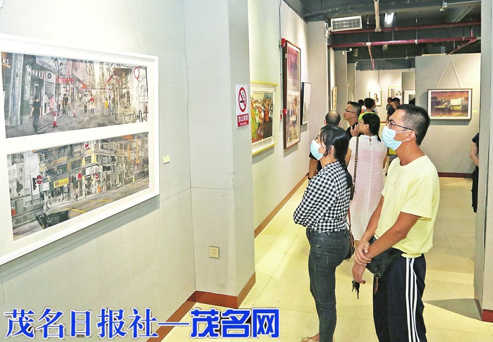 市民参观广东省首届青年水彩画作品展茂名巡展。 茂名日报社全媒体记者岑稳摄.jpg