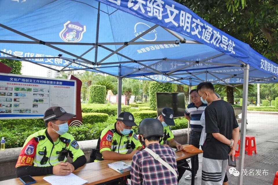 交警对违规市民进行劝导.jpg