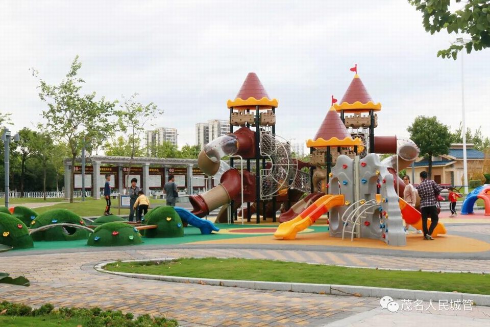 用心打造公园景色 扮靓文明城市窗口3.jpg