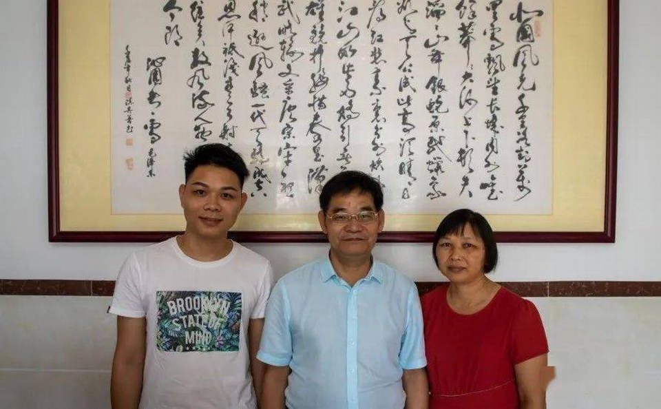 谭亚叶是茂南区教师发展中心副主任、茂南区创建全国文明城市办公室副主任，其妻子卢兆兰、儿子谭浩然均是一名教师，是个幸福的三口之家。.jpeg