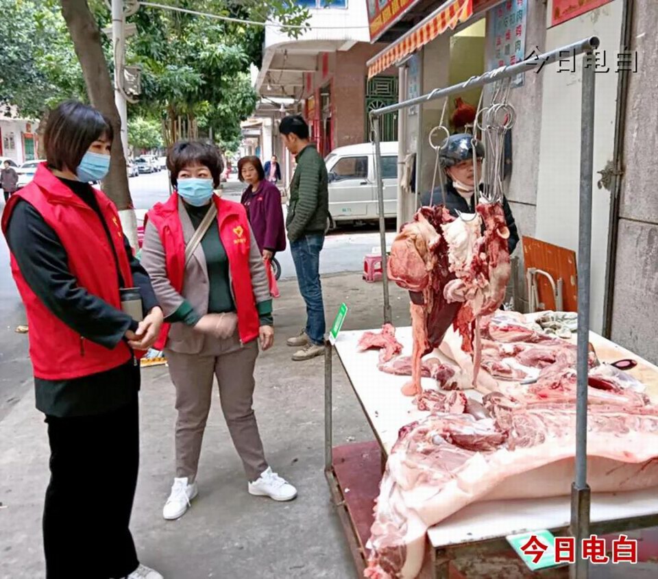 2水东街道领导带队整治市场乱摆乱卖.jpg